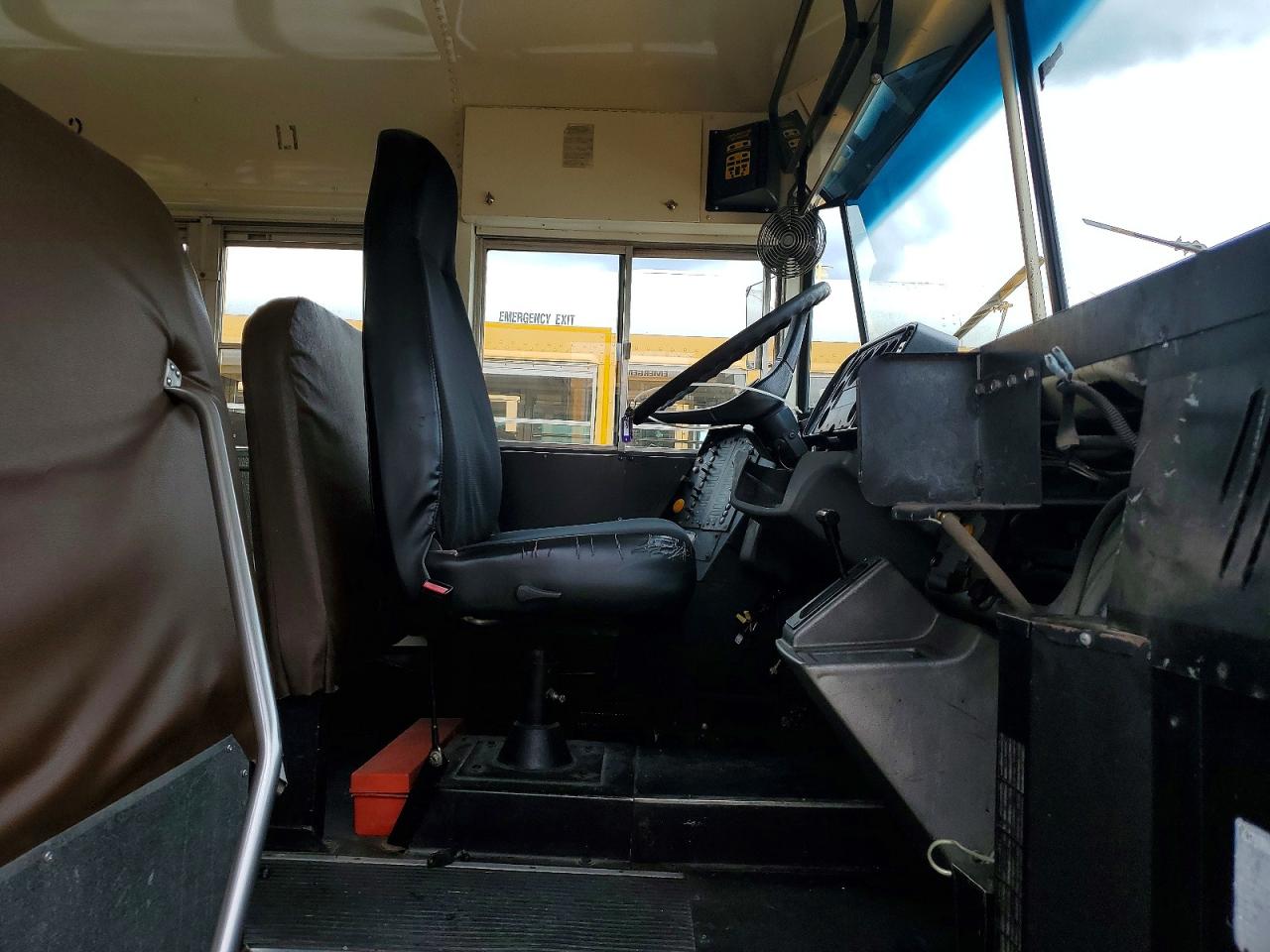 1998 FREIGHTLINER All other VIN 4UZ6CJAA2WC914526 photo 5