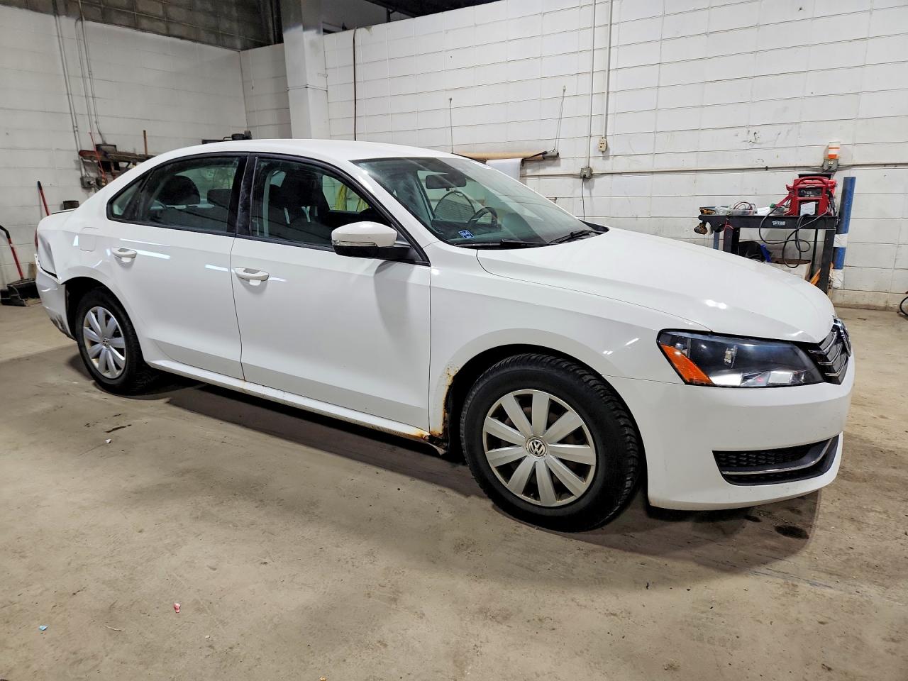 2013 Volkswagen Passat s VIN 1VWAP7A35DC007867 photo 4