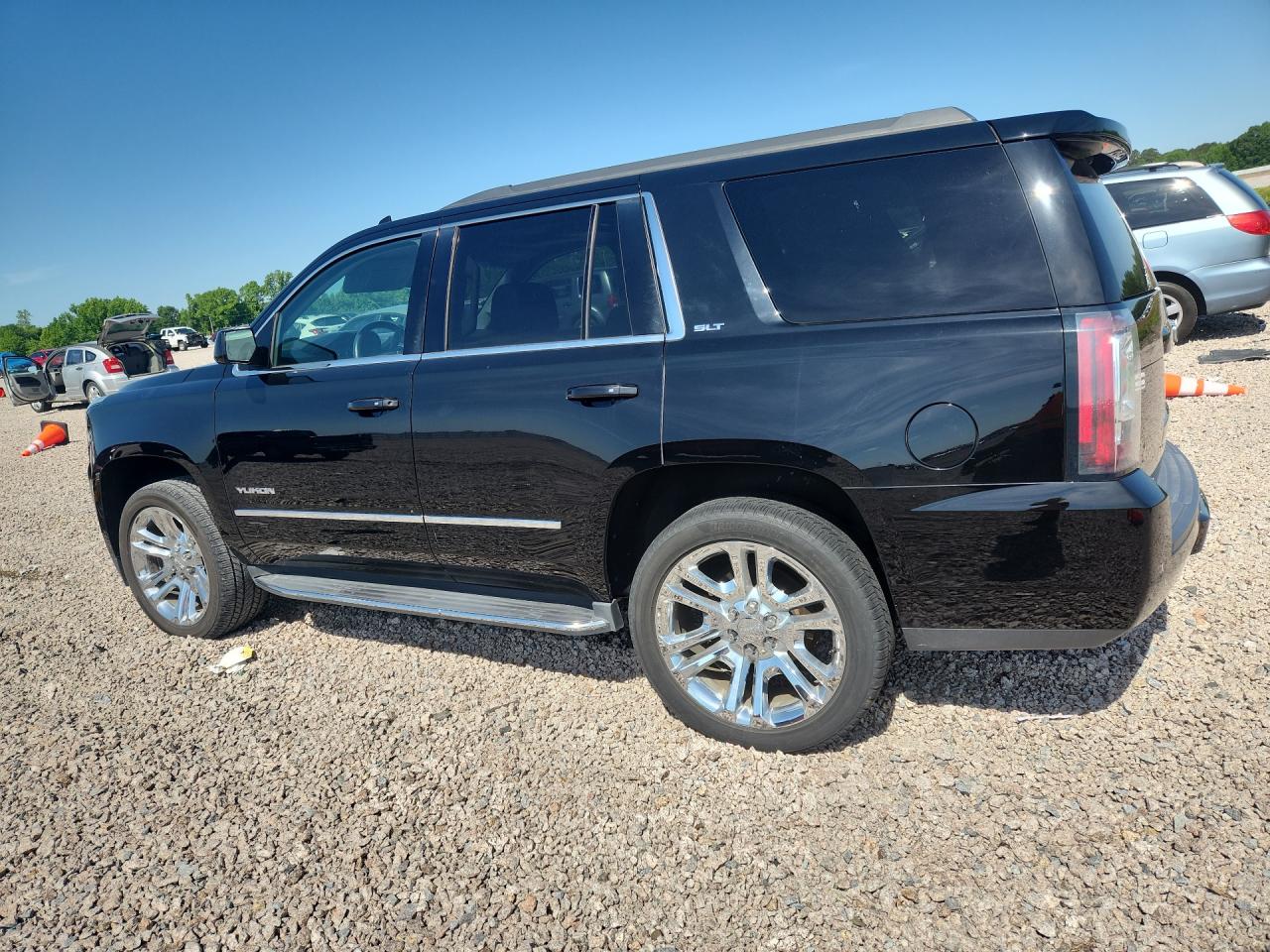 2018 GMC Yukon VIN 1GKS2BKC3JR321585 photo 2