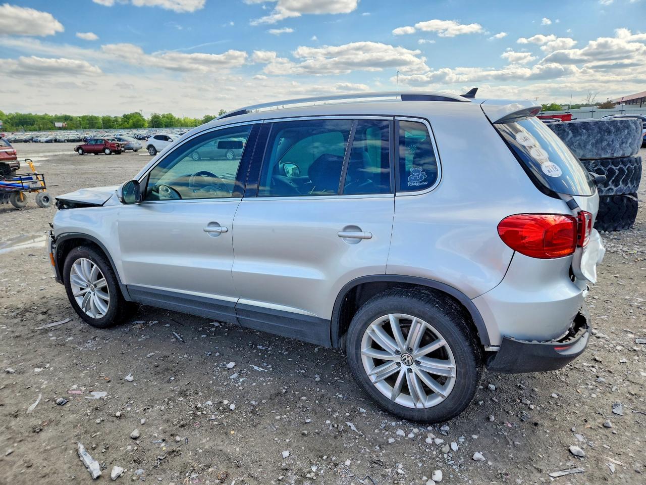 2015 Volkswagen Tiguan VIN WVGAV7AX1FW516704 photo 2
