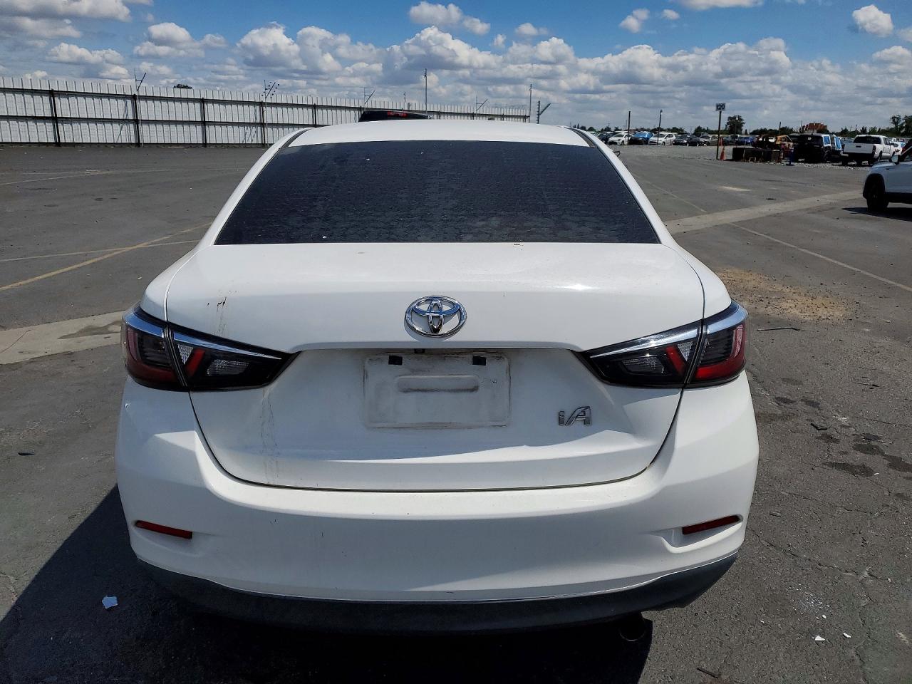 2018 Toyota Yaris VIN 3MYDLBYV5JY317141 photo 6