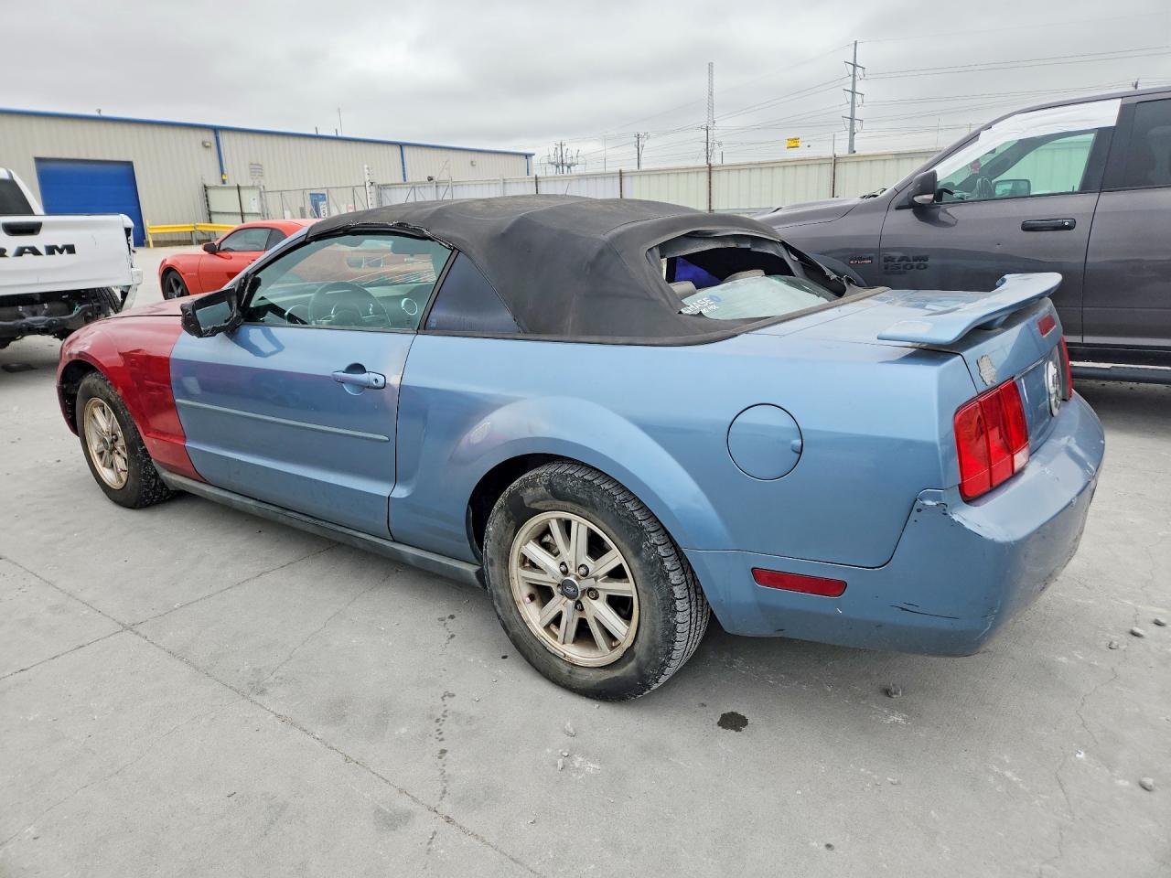 2007 Ford Mustang VIN 1ZVFT84N375273319 photo 2