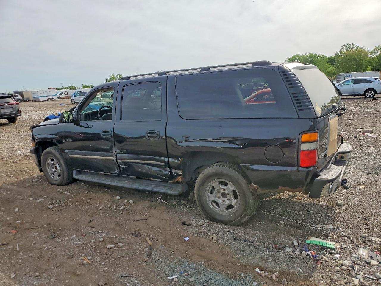 2005 Chevrolet Suburban VIN 1GNEC16ZX5J248175 photo 2