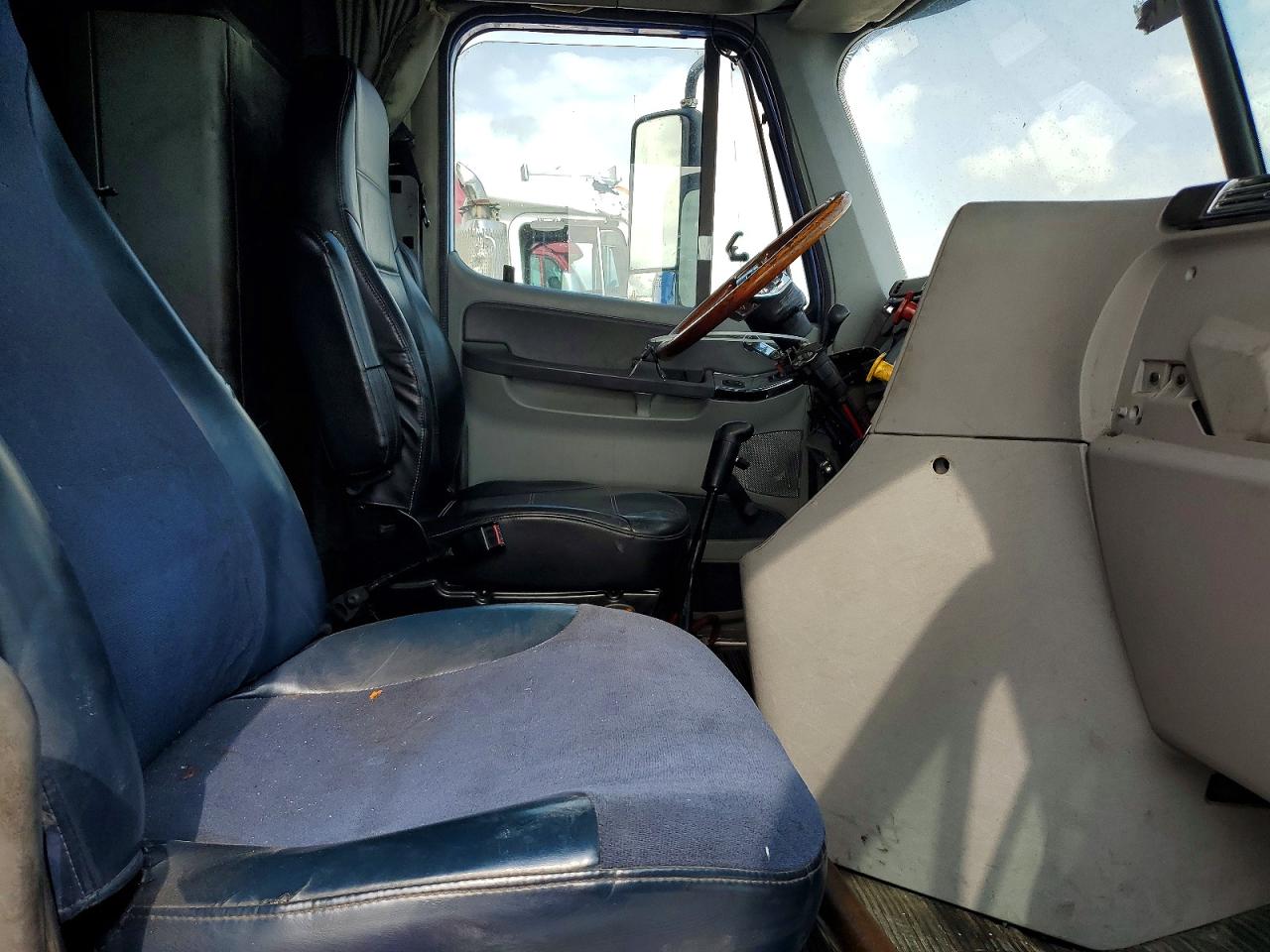 1998 FREIGHTLINER All other VIN 1FUYSDYB8WL985822 photo 5