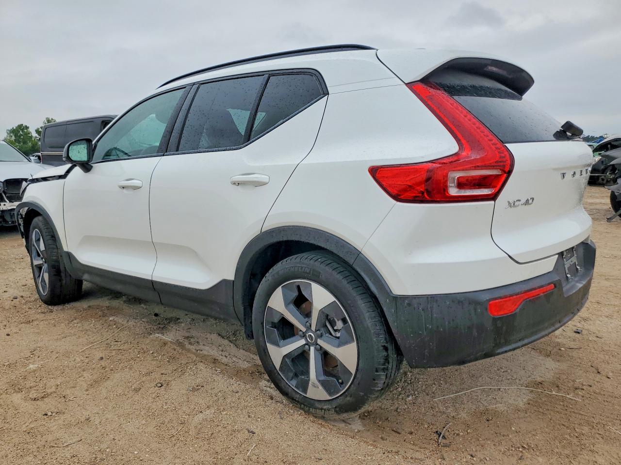 2026 Volvo Xc40 VIN YV4L12UC0T2700326 photo 2
