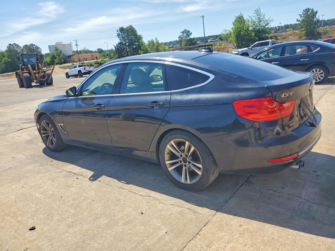 2016 BMW 3 series VIN WBA8Z5C53GG500424 photo 2