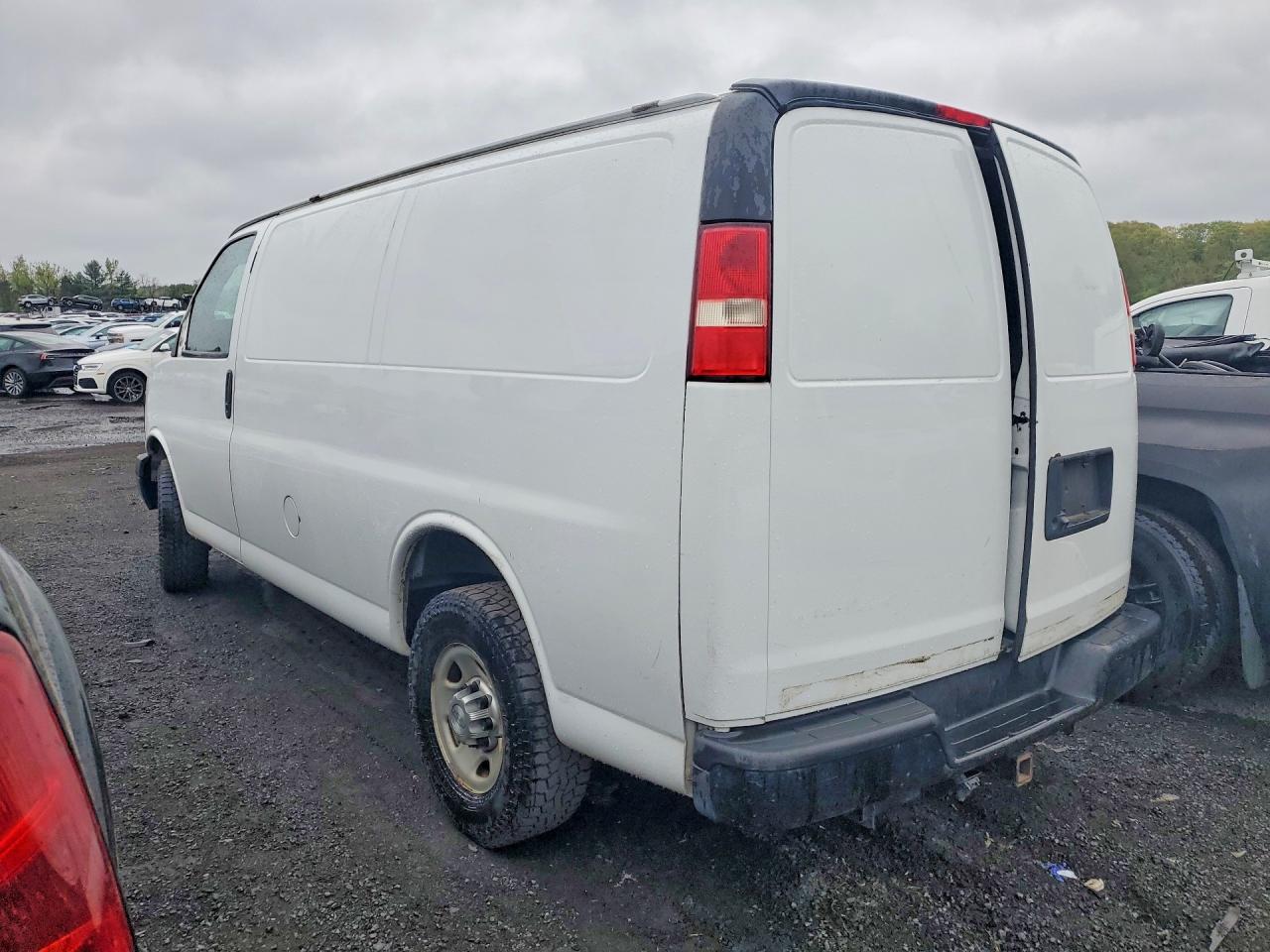 2015 CHEV Express VIN 1GCWGFCF3F1152611 photo 2