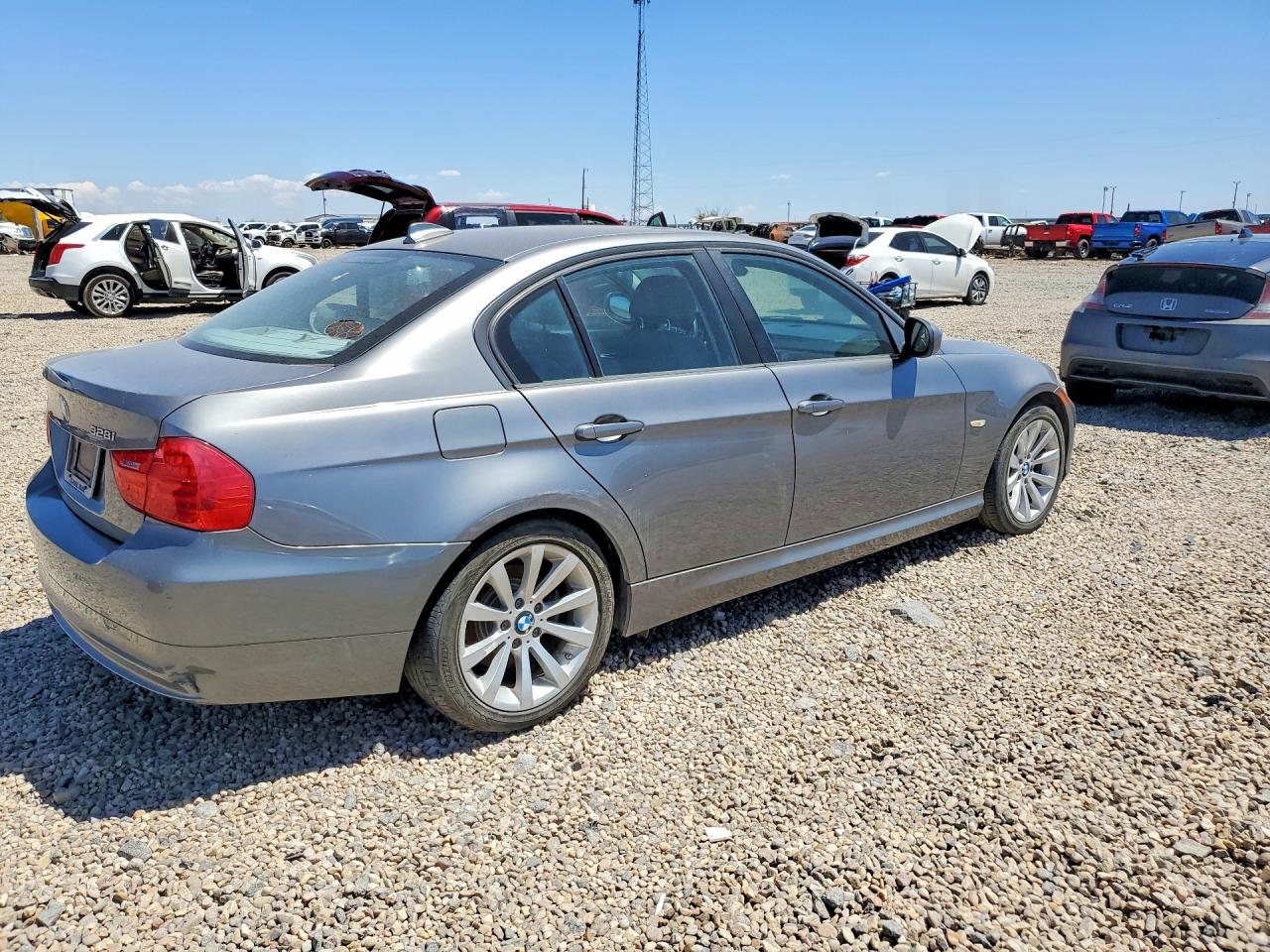 2011 BMW 3 series VIN WBAPH7C52BE683197 photo 3