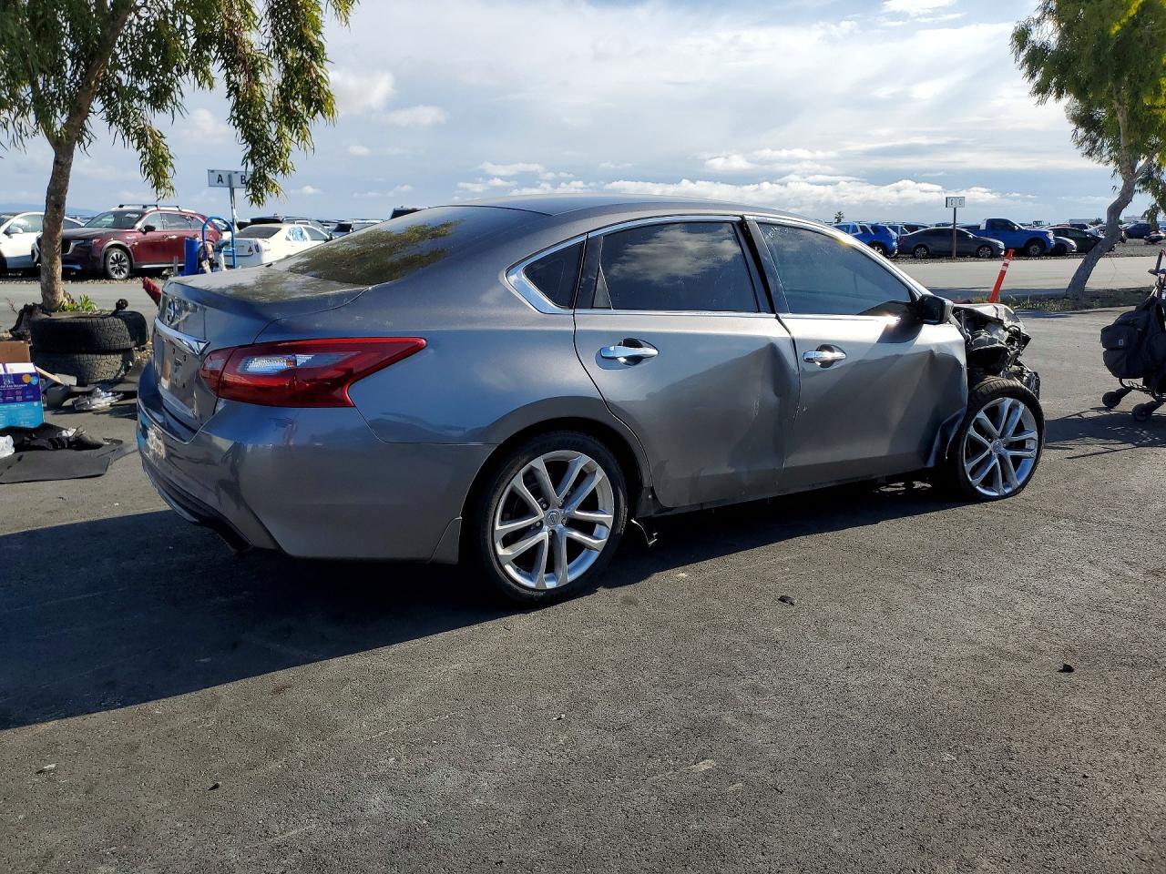 2018 Nissan Altima VIN 1N4AL3AP5JC275961 photo 3