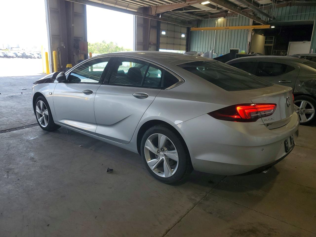 2018 Buick Regal VIN W04GL6SXXJ1155776 photo 2