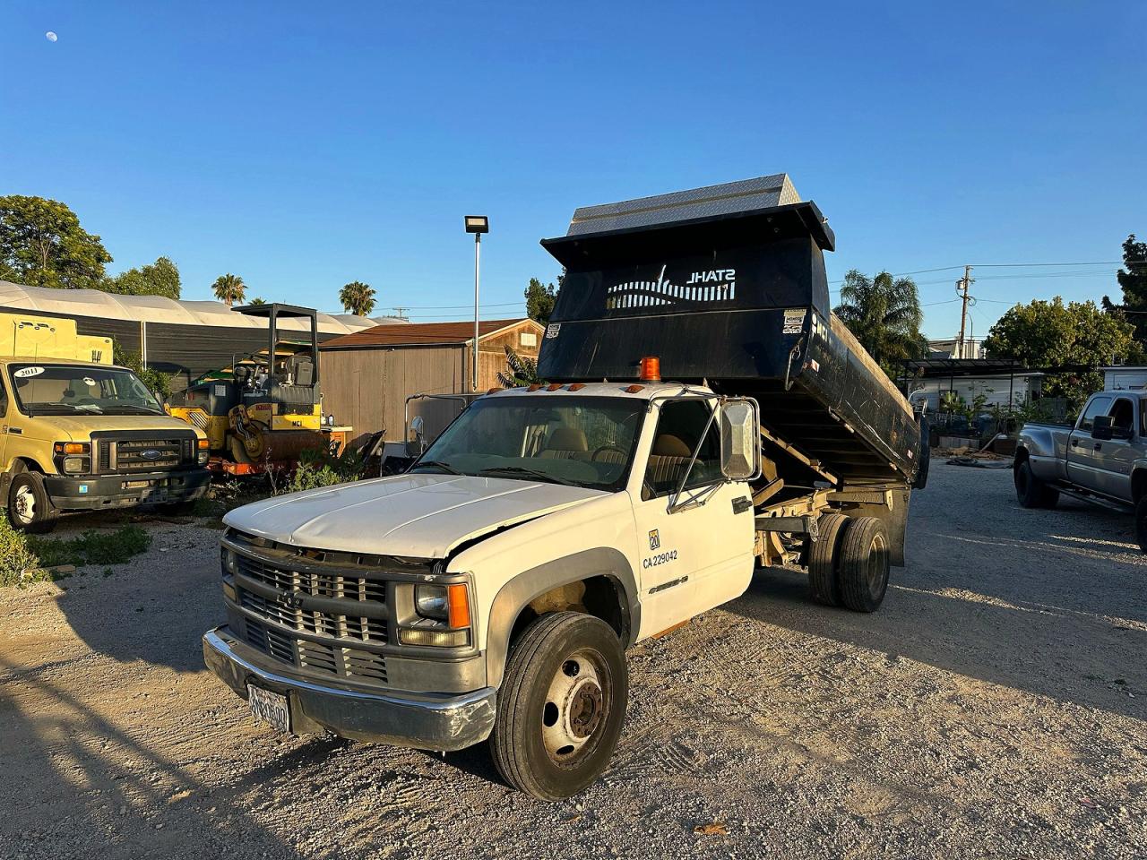 2000 Chevrolet Gmt VIN 1GBKC34J8YF477194 photo 2