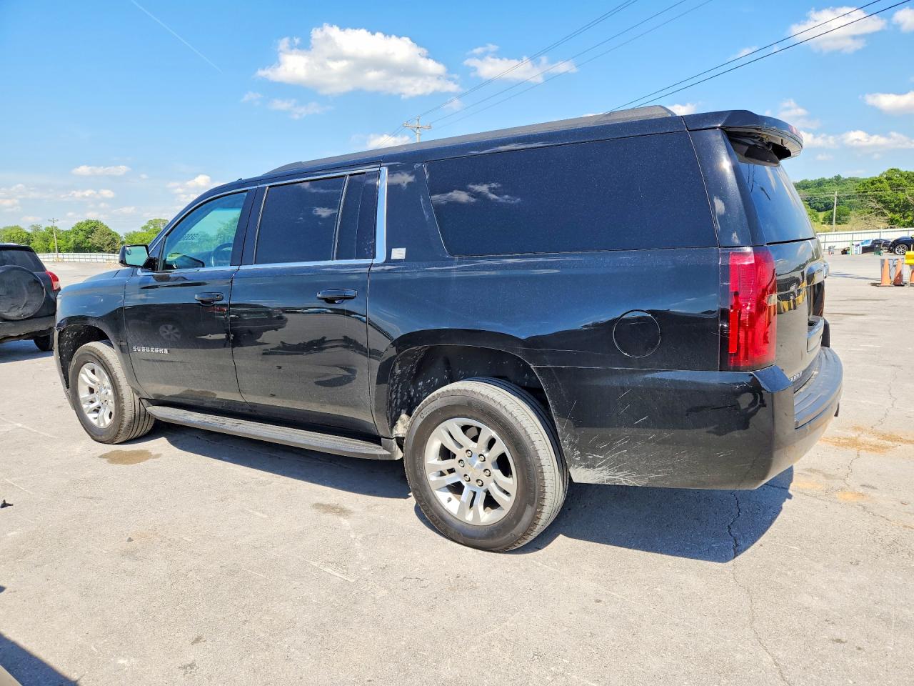 2020 Chev Suburban VIN 1GNSCHKC1LR301602 photo 2