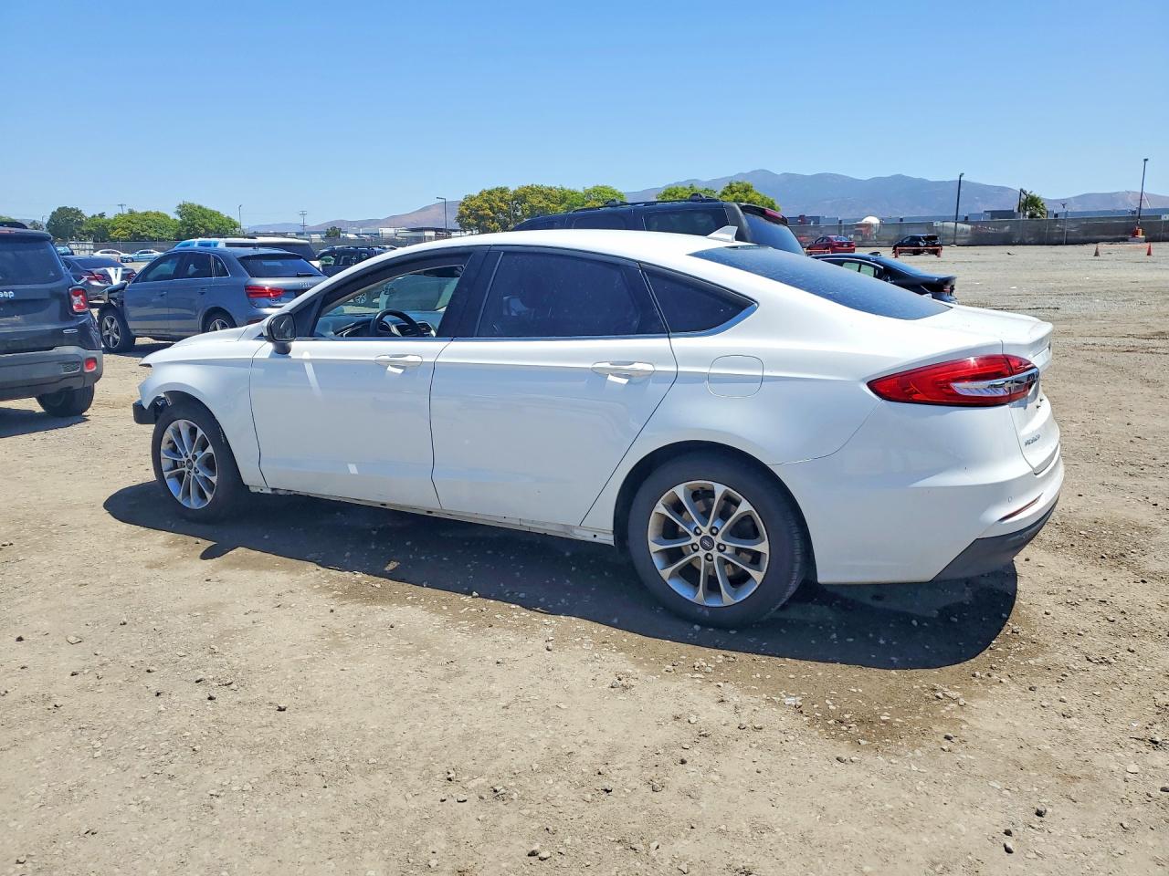2019 Ford Fusion VIN 3FA6P0H72KR255541 photo 2