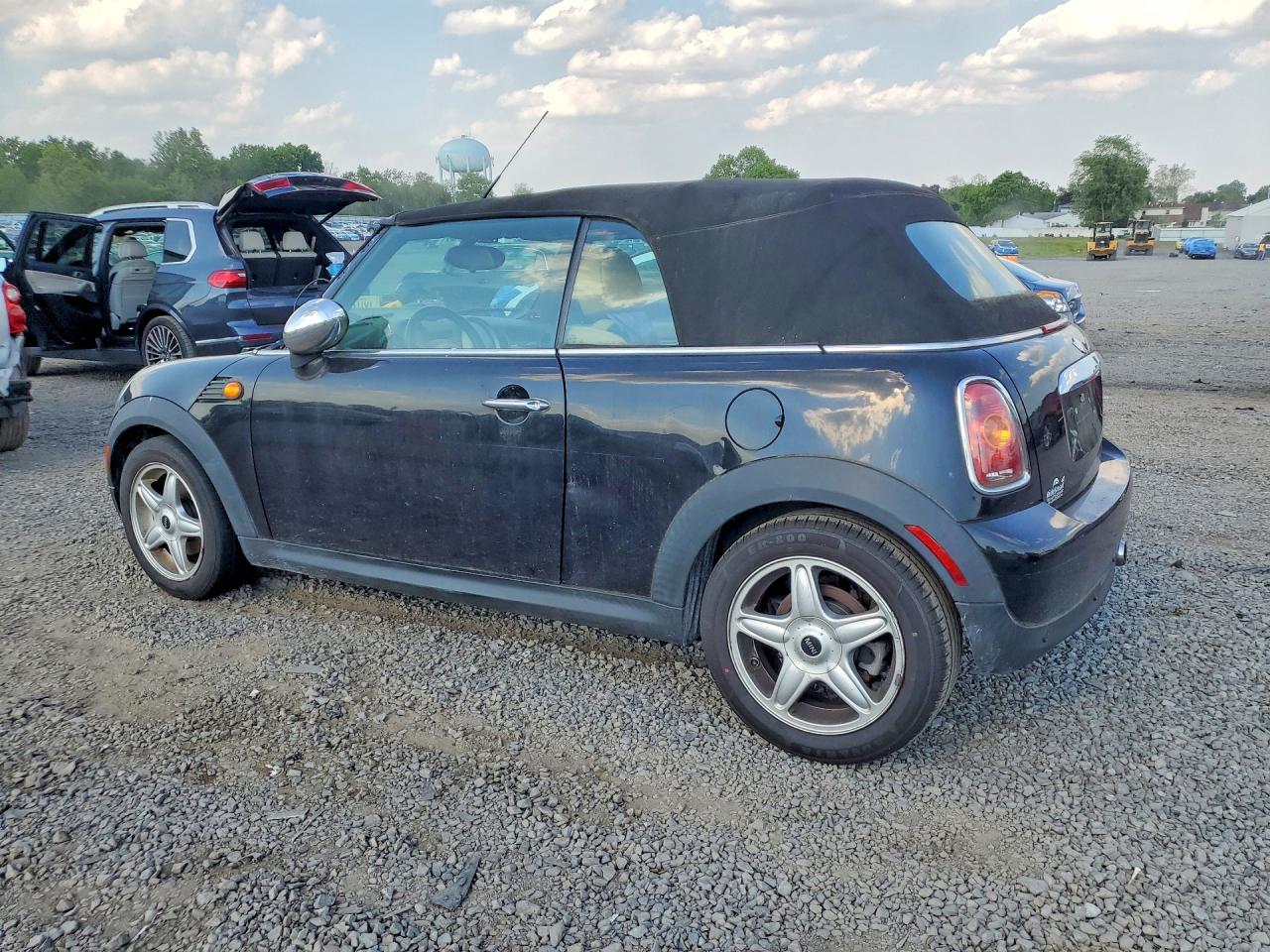 2010 Mini Cooper VIN WMWMR3C51ATZ19101 photo 2