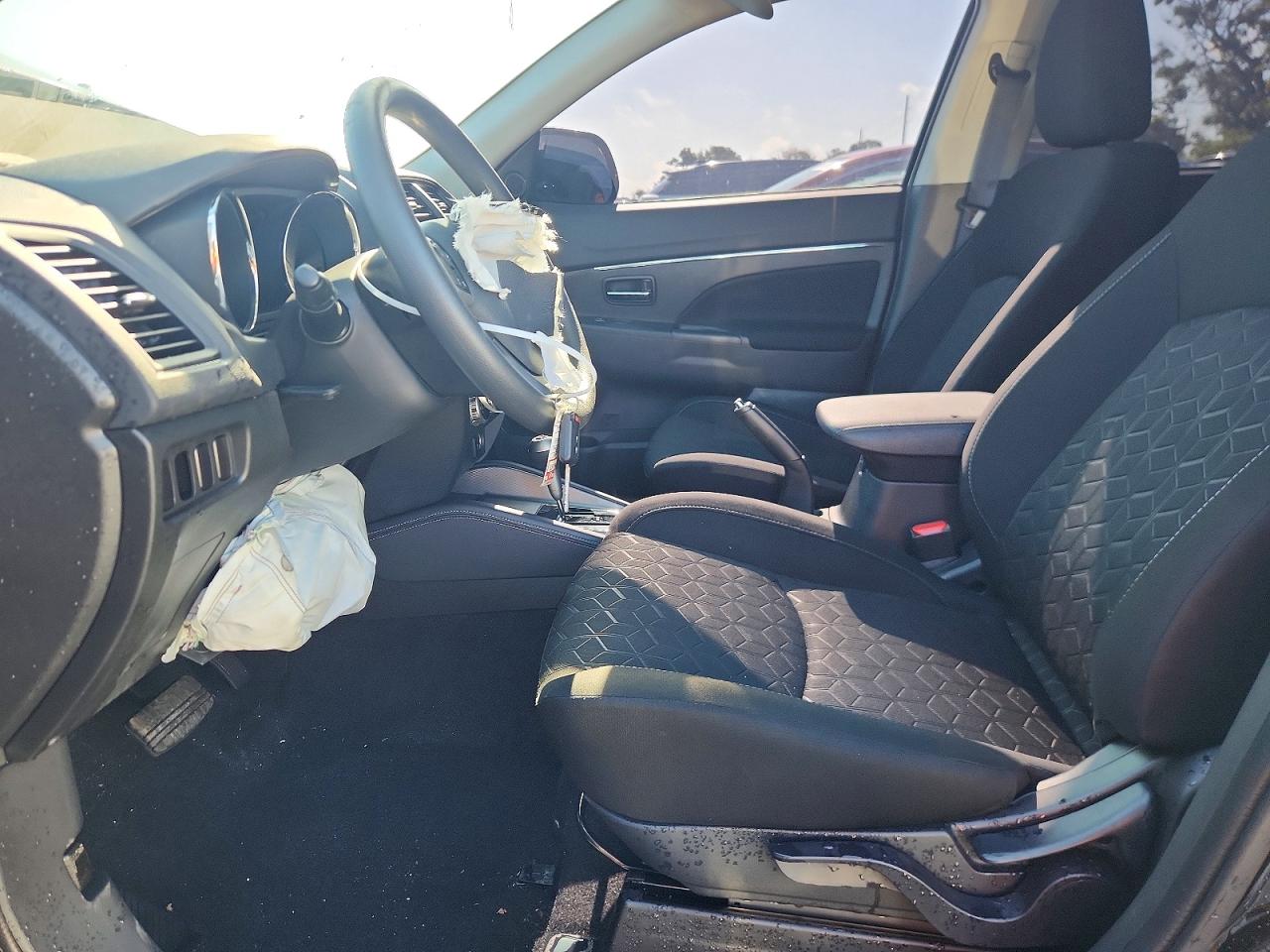 2025 Mitsubishi Outlander VIN JA4ARUAU4SU014864 photo 7