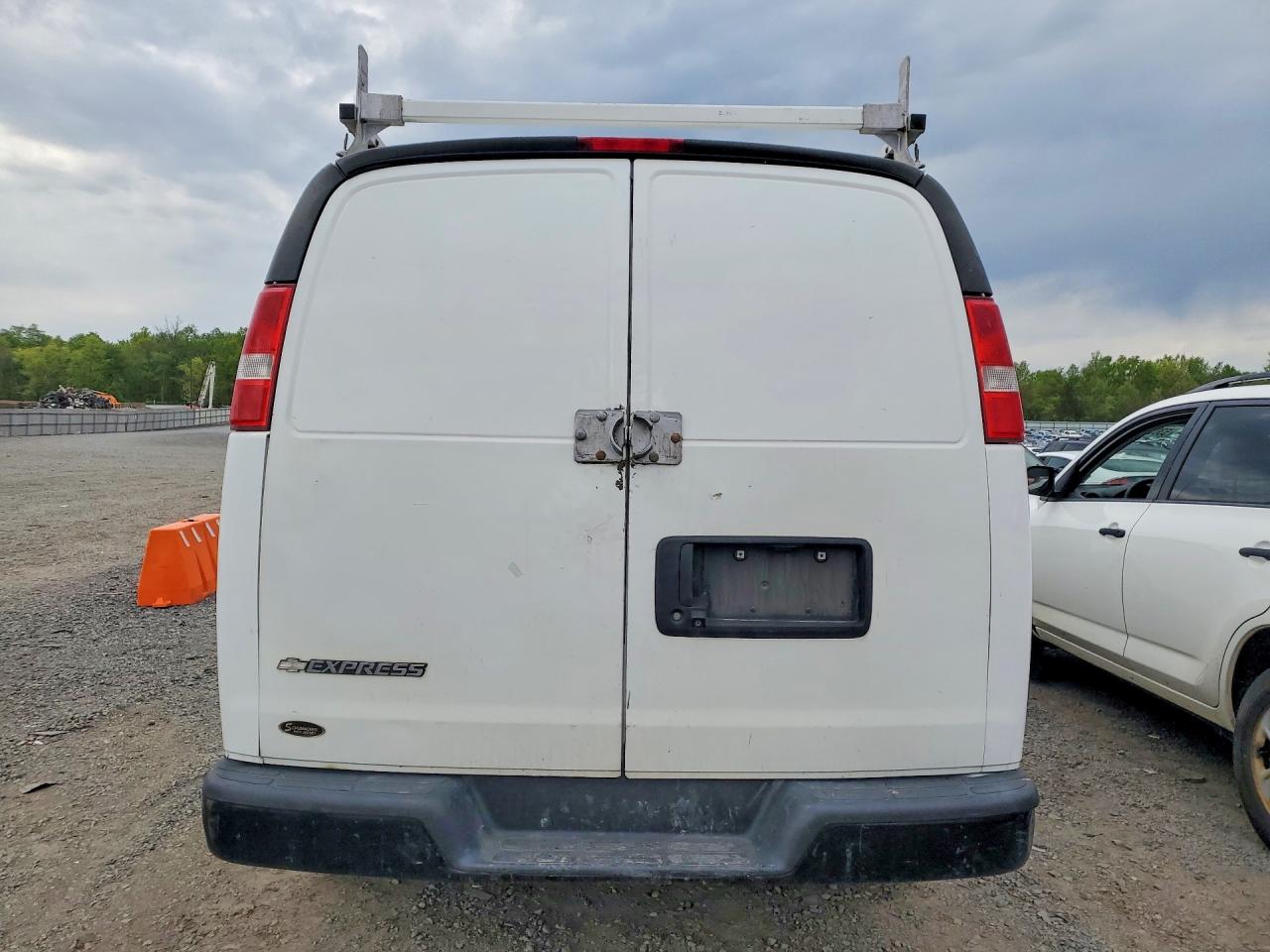 2017 CHEV Express VIN 1GCWGAFF8H1149723 photo 6