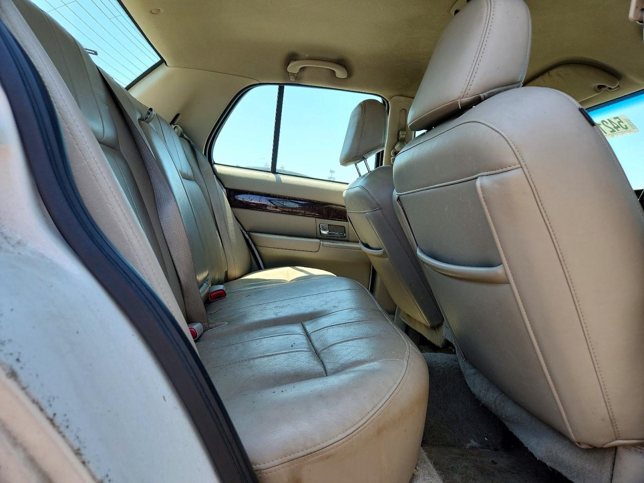2010 Mercury Grmarquis VIN 2MEBM7FV9AX639245 photo 10