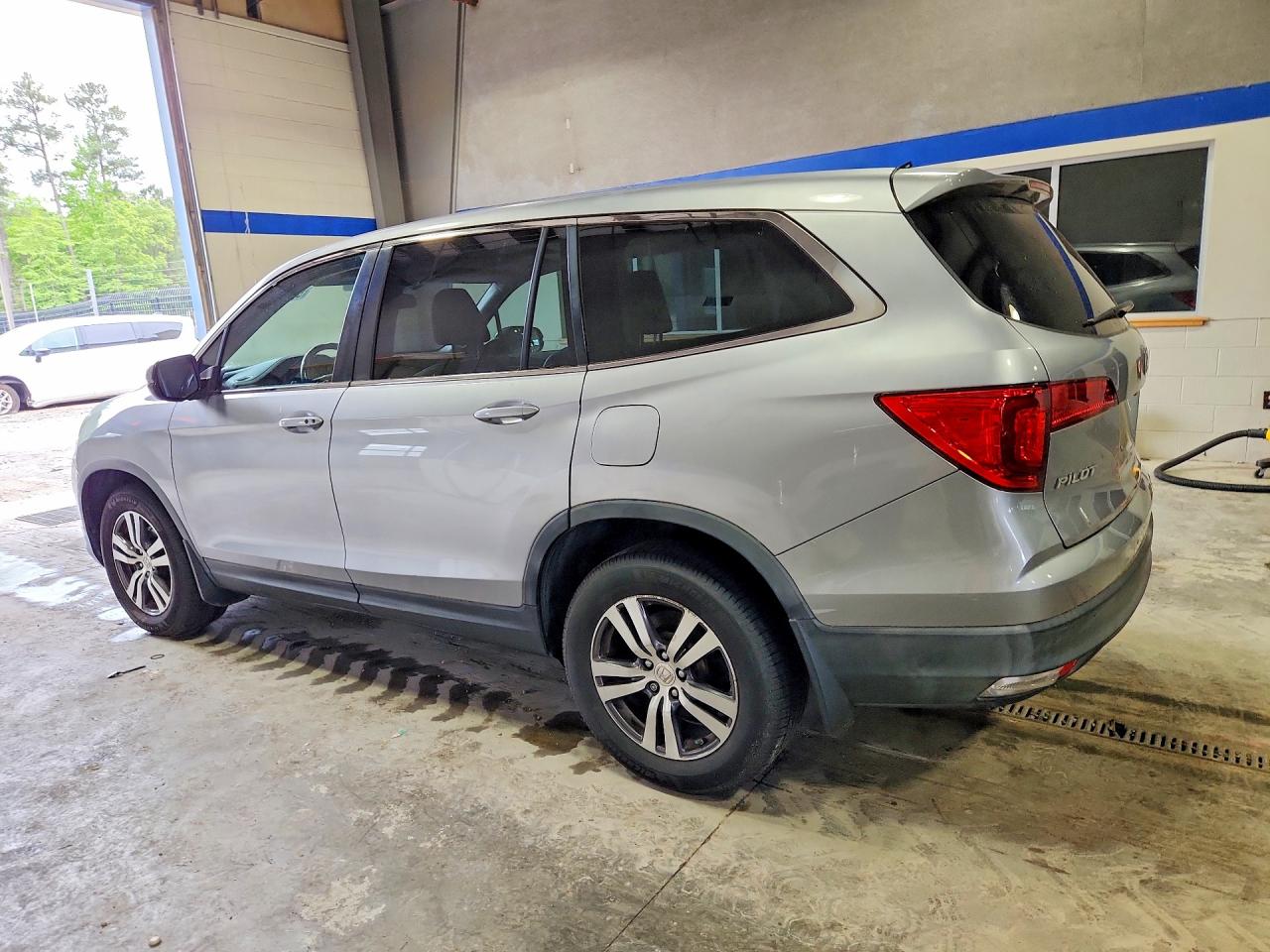 2016 Honda Pilot VIN 5FNYF6H56GB016073 photo 2