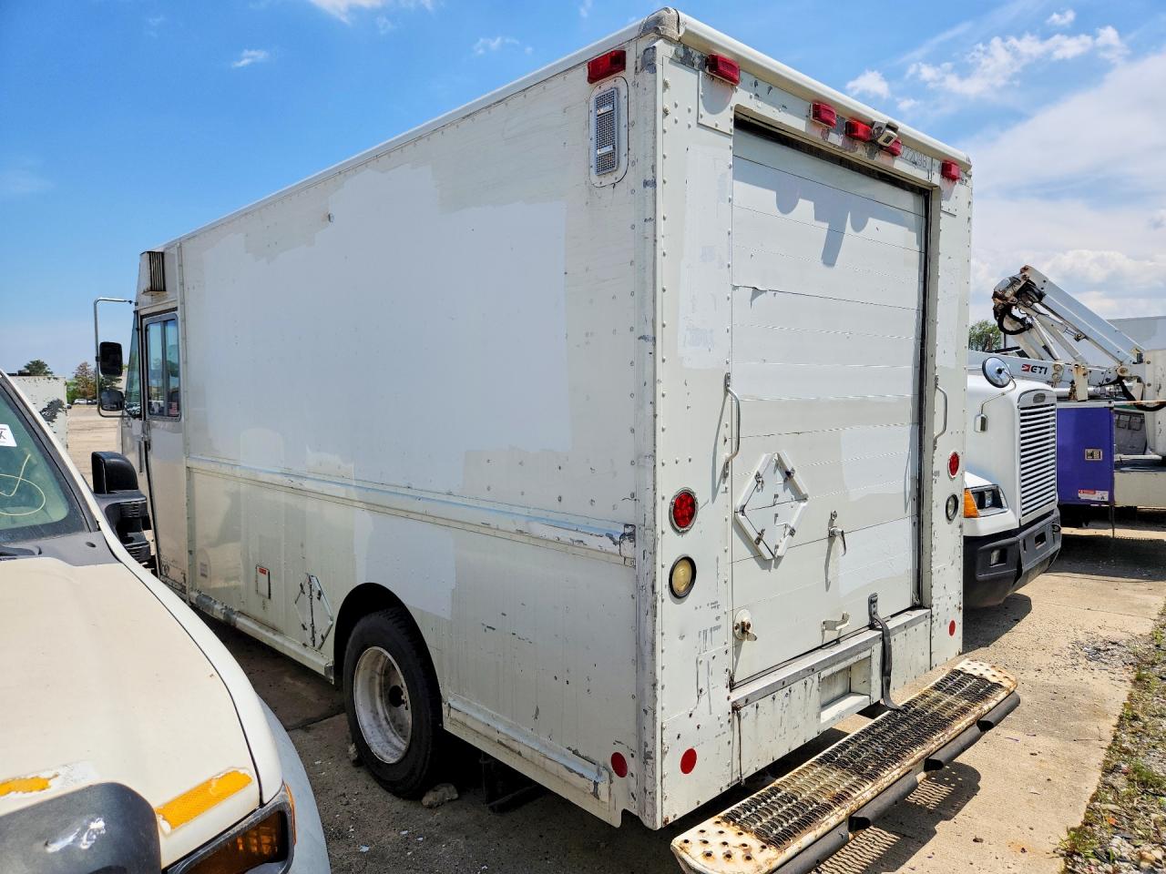 1998 FREIGHTLINER All other VIN 4UZA4FF41WC897922 photo 2