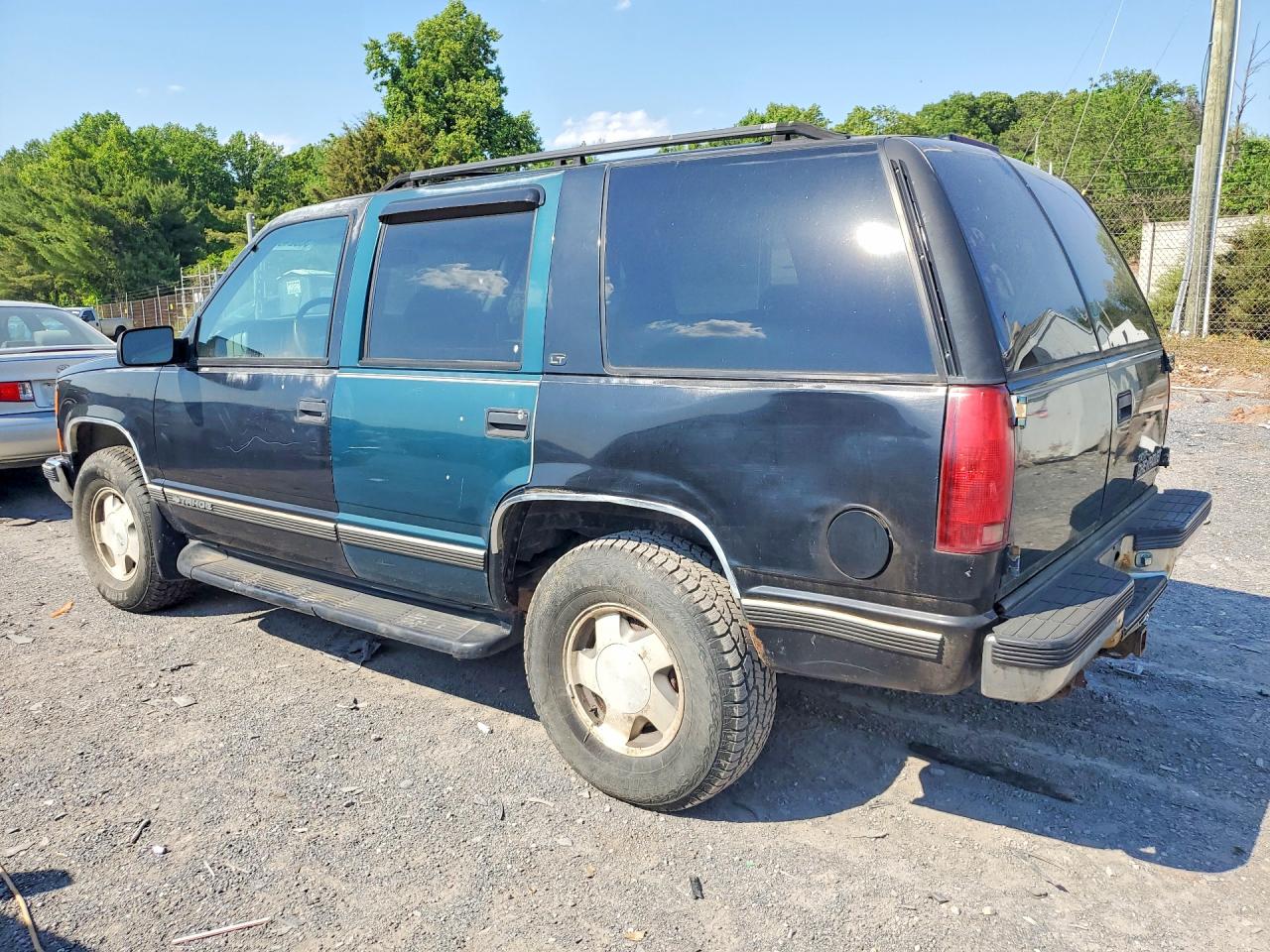 1999 Chevrolet Tahoe VIN 1GNEK13R7XJ321013 photo 2