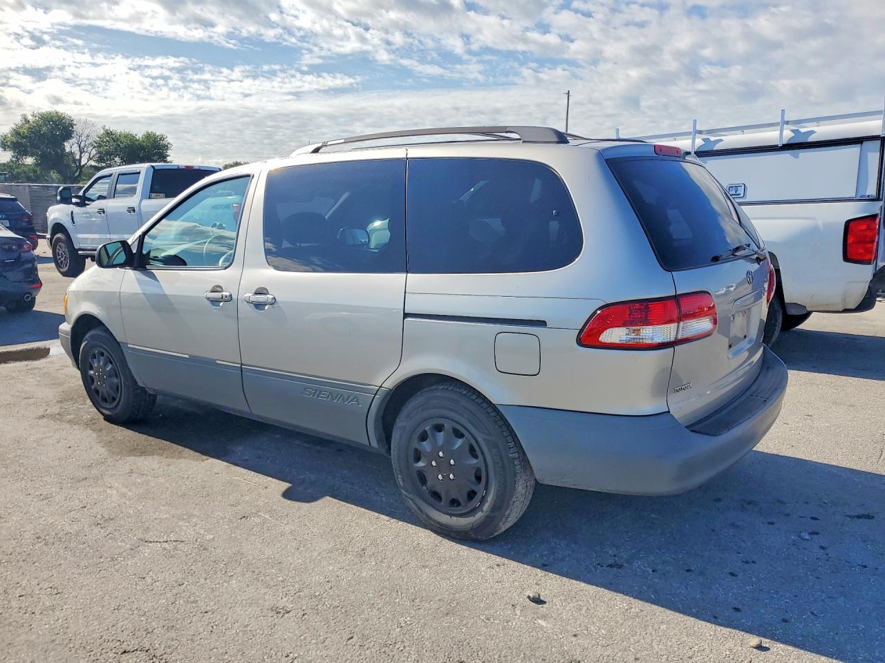 2001 TOYOTA Sienna VIN 4T3ZF13C61U361571 photo 2