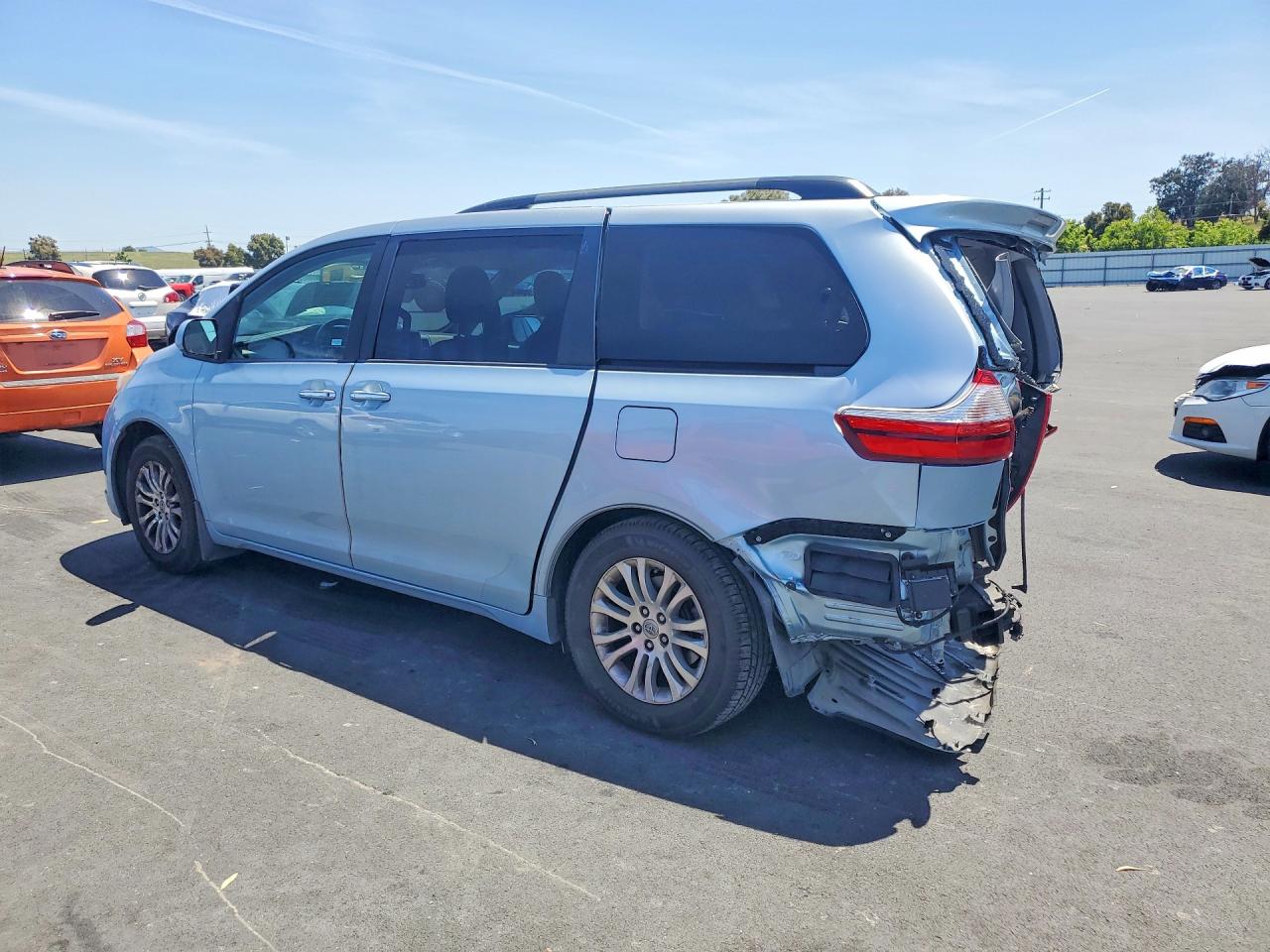 2017 Toyota Sienna VIN 5TDYZ3DC2HS870761 photo 2