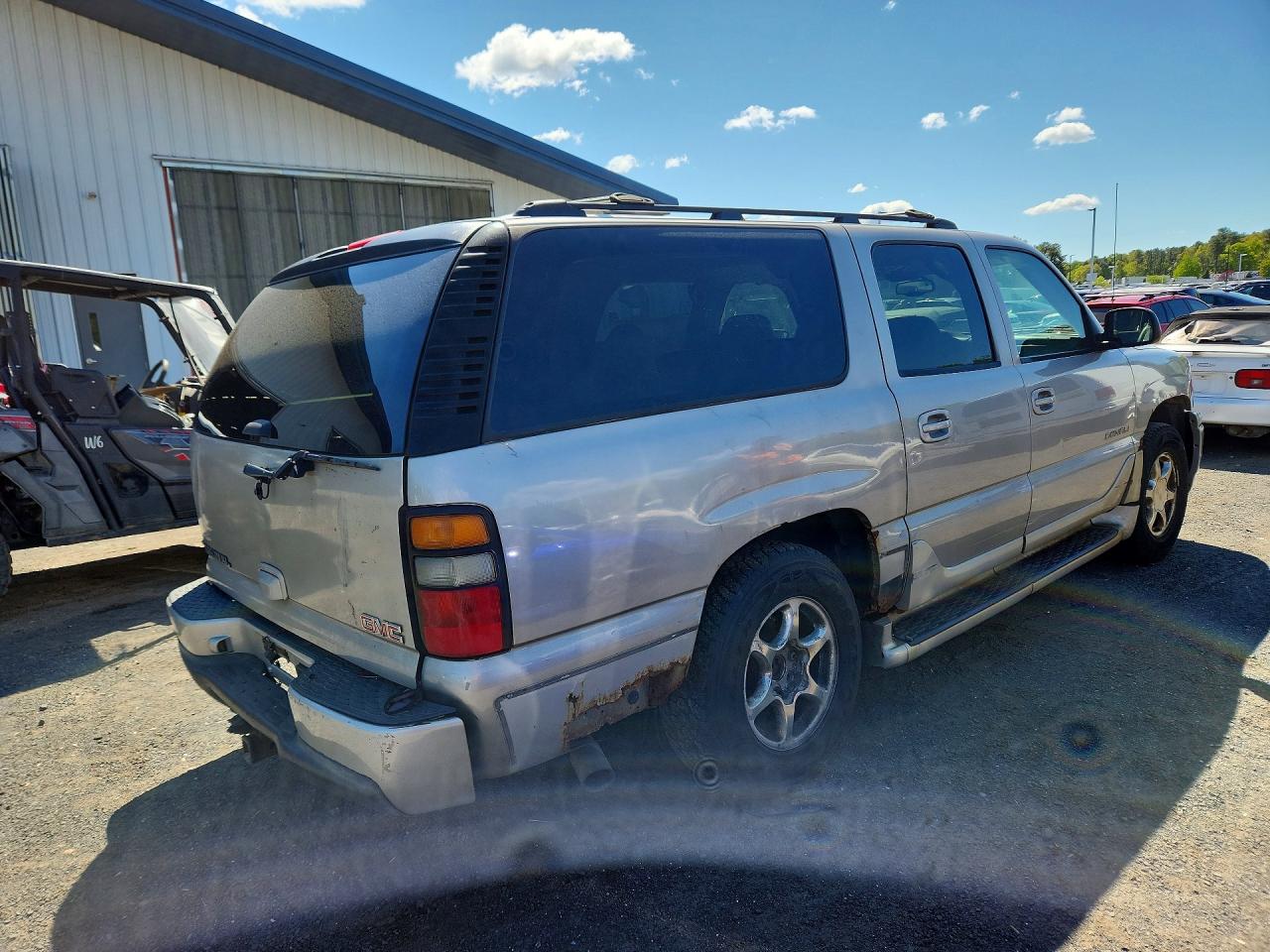 2005 GMC Yukon VIN 1GKFK66U55J266752 photo 3