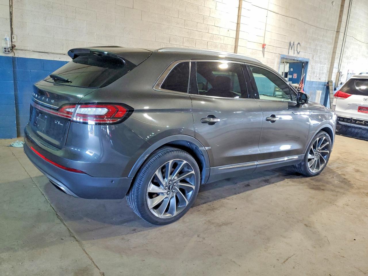 2019 Lincoln Nautilus VIN 2LMPJ8LP2KBL18352 photo 3