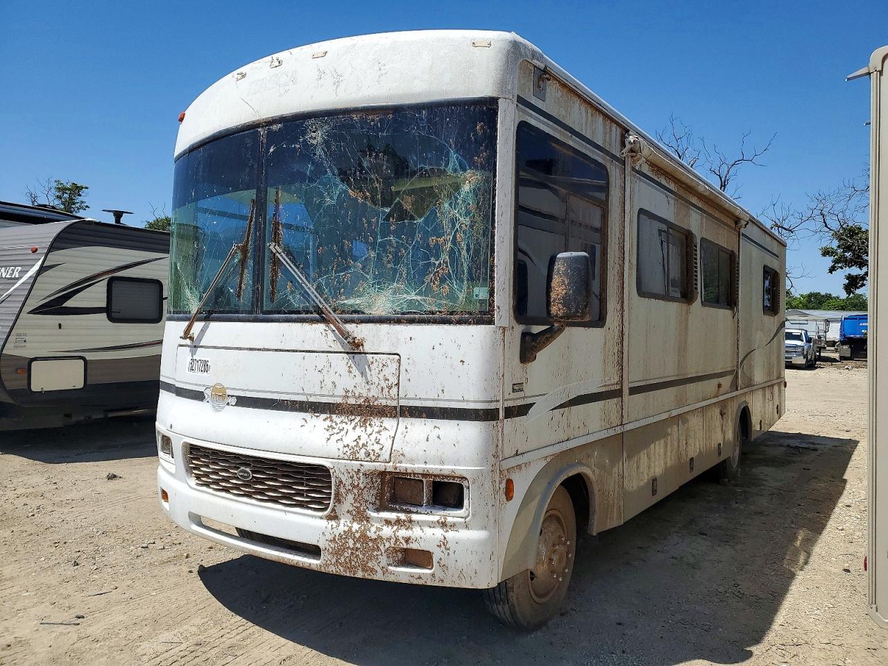 2003 Winnebago F550 VIN 1FCMF53S630A04195 photo 2