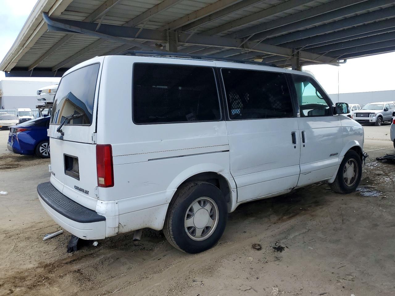2000 CHEV Astro VIN 1GNDM19W6YB100758 photo 3