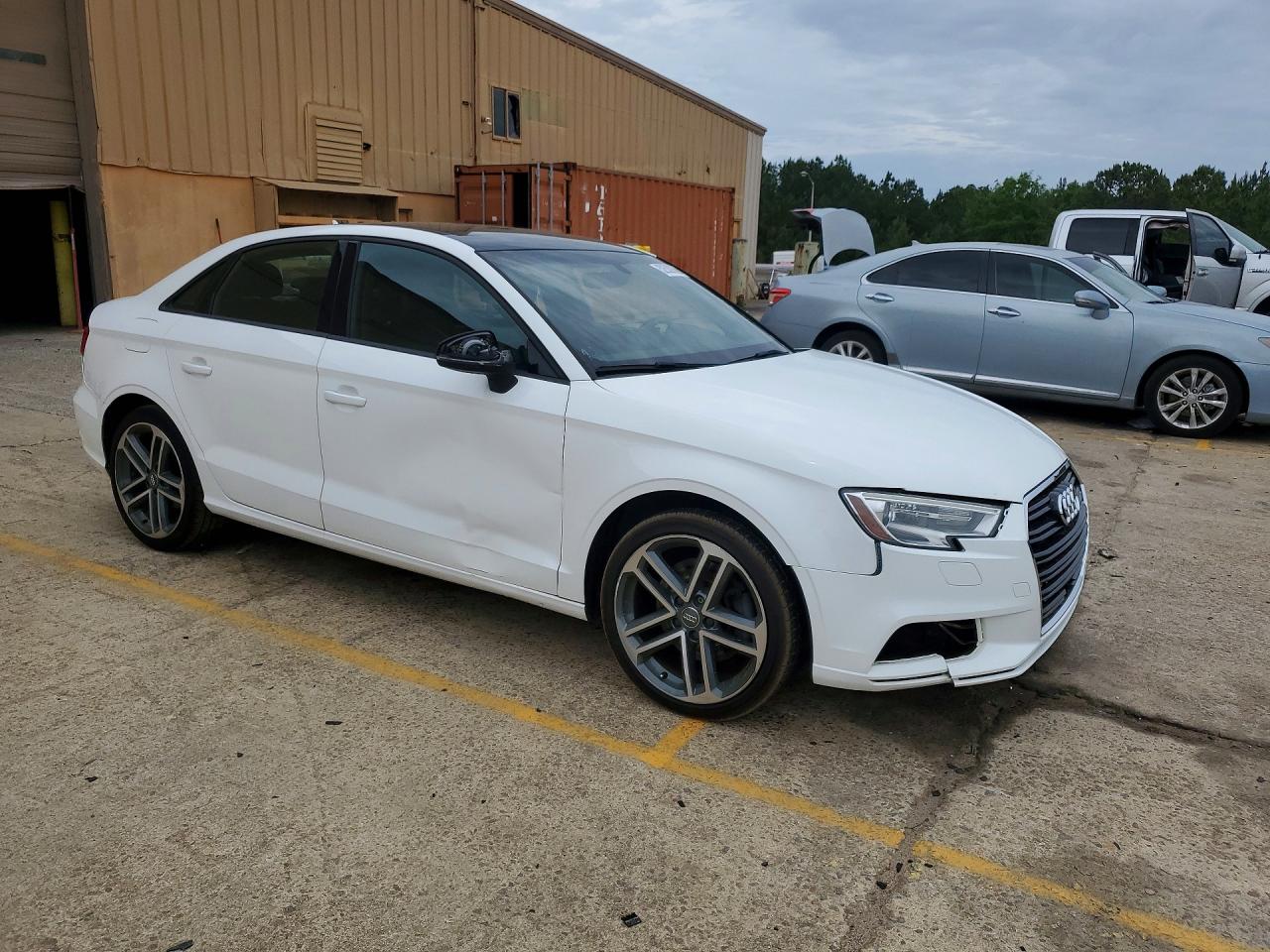 2018 Audi A3 VIN WAUAUGFF4J1072633 photo 4
