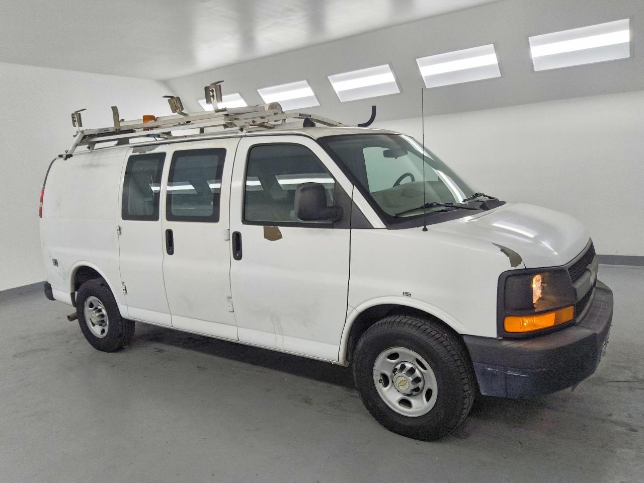 2011 CHEV Express VIN 1GCWGFCB6B1130139 photo 4
