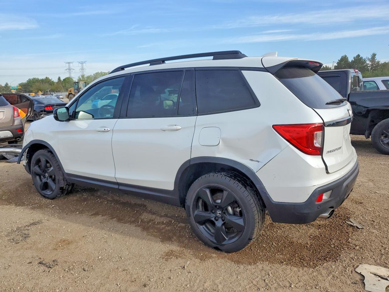 2021 Honda Passport VIN 5FNYF8H05MB028145 photo 2