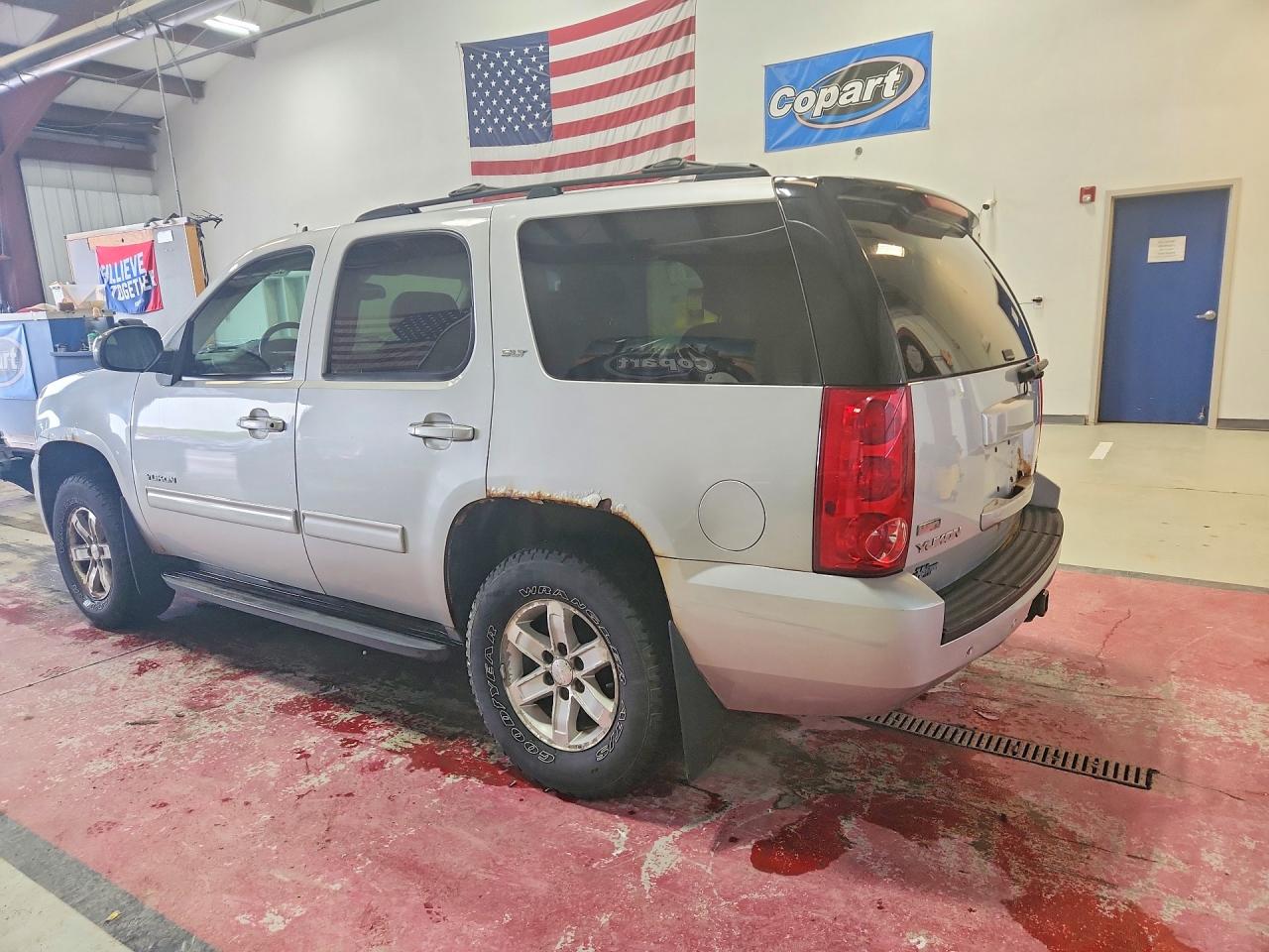 2010 GMC Yukon VIN 1GKUKCE07AR216824 photo 2