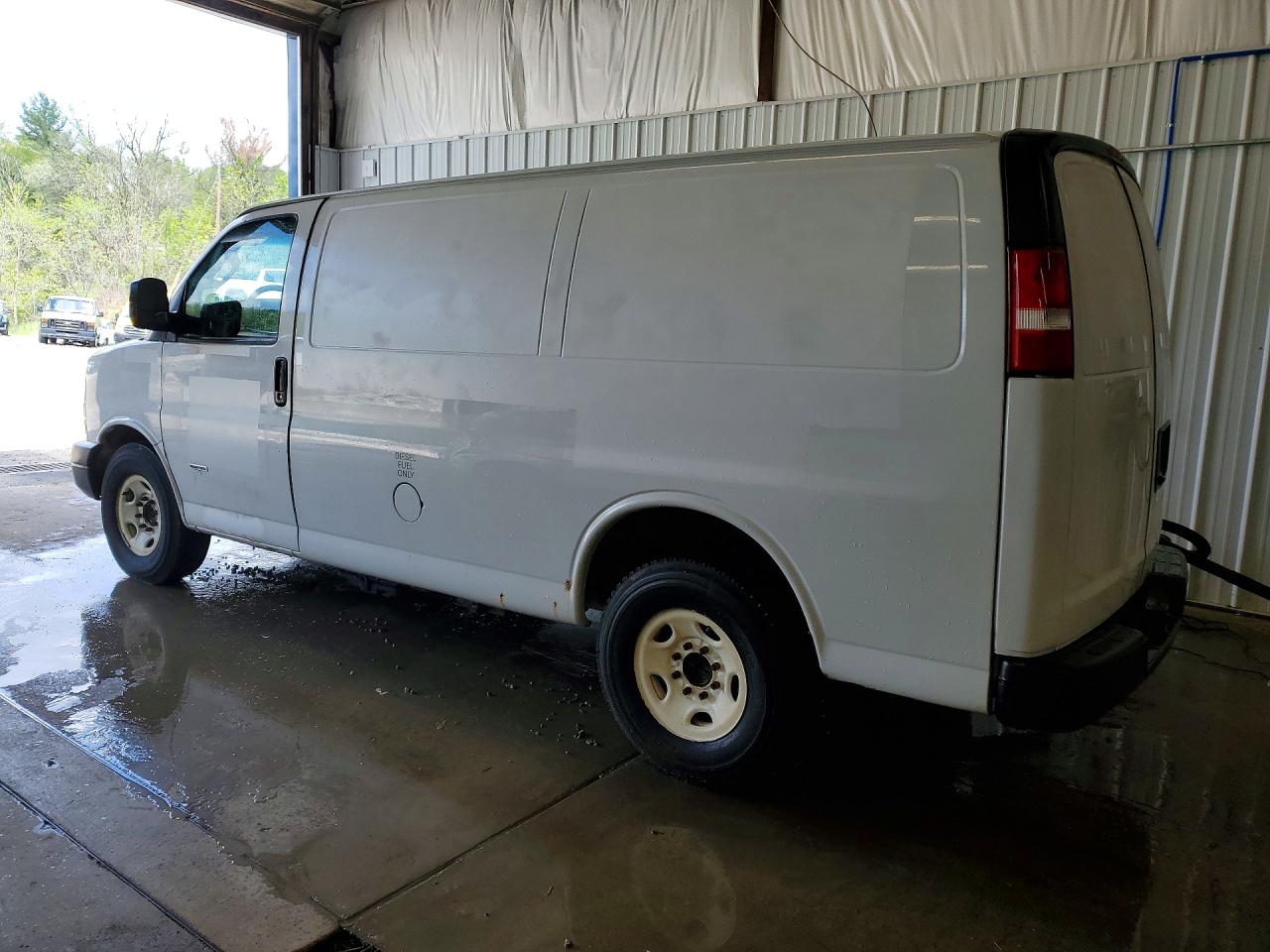 2019 Chevrolet Express VIN 1GCWGAF19K1236669 photo 2