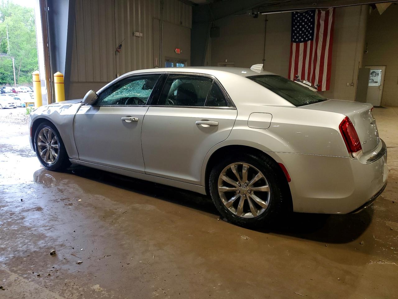 2020 Chrysler 300 VIN 2C3CCARG5LH225660 photo 2