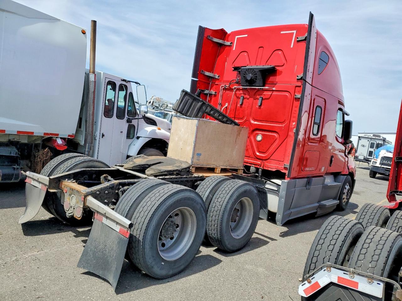 2019 FREIGHTLINER All other VIN 3AKJHHDR5KSKE7223 photo 4