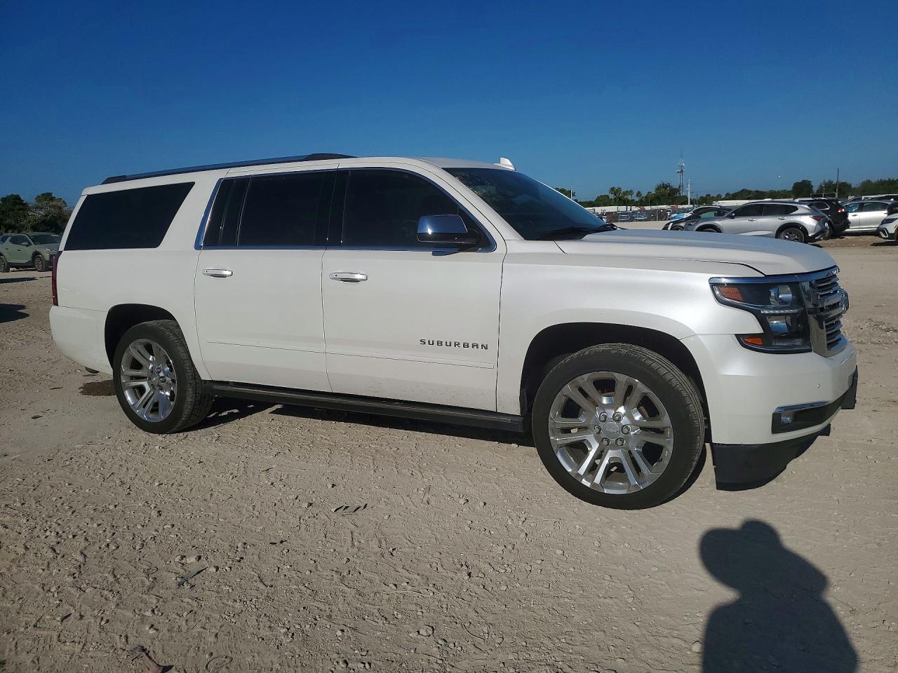 2020 CHEV Suburban VIN 1GNSKJKJ7LR297628 photo 4