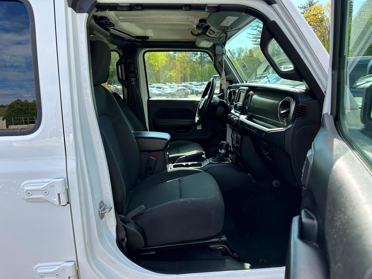 2018 Jeep Wrangler / VIN 1C4HJXDG5JW162480 photo 9