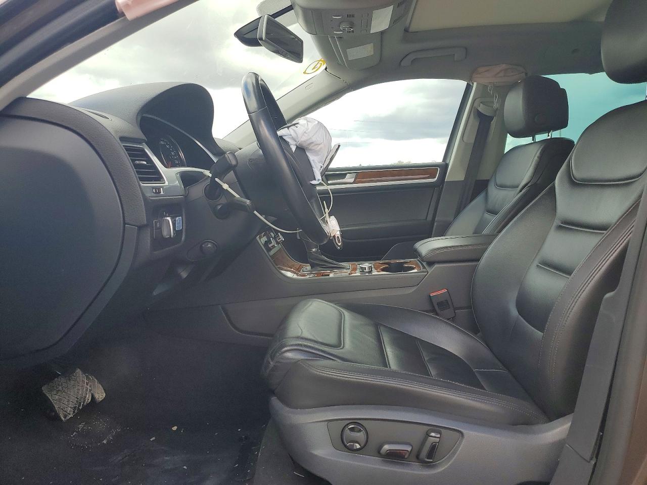 2014 Volkswagen Touareg VIN WVGEP9BP4ED011014 photo 7