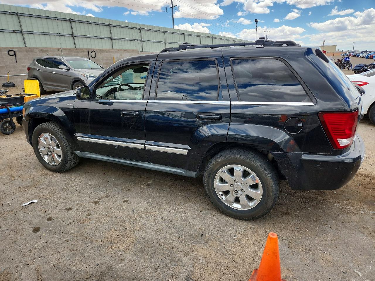 2008 Jeep Cherokee VIN 1J8HR582X8C211625 photo 2