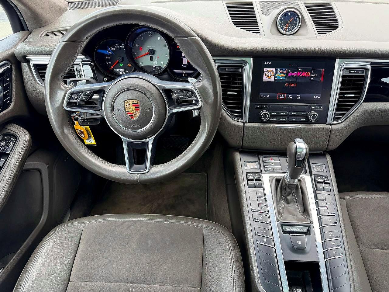 2017 Macan VIN WP1AB2A54HLB16167 photo 9