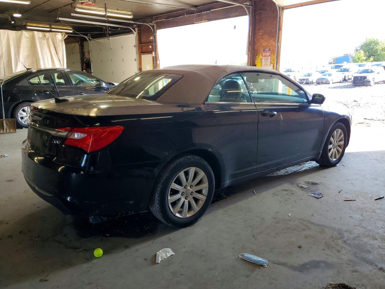 2011 Chrysler 200 VIN 1C3BC2EG6BN568409 photo 3