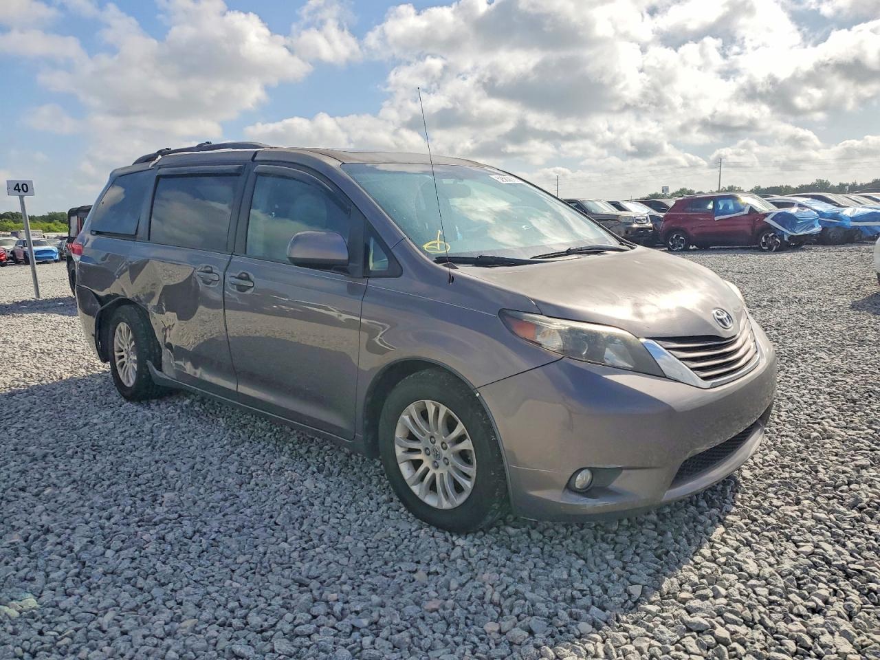 2011 Toyota Sienna VIN 5TDYK3DC4BS079112 photo 1