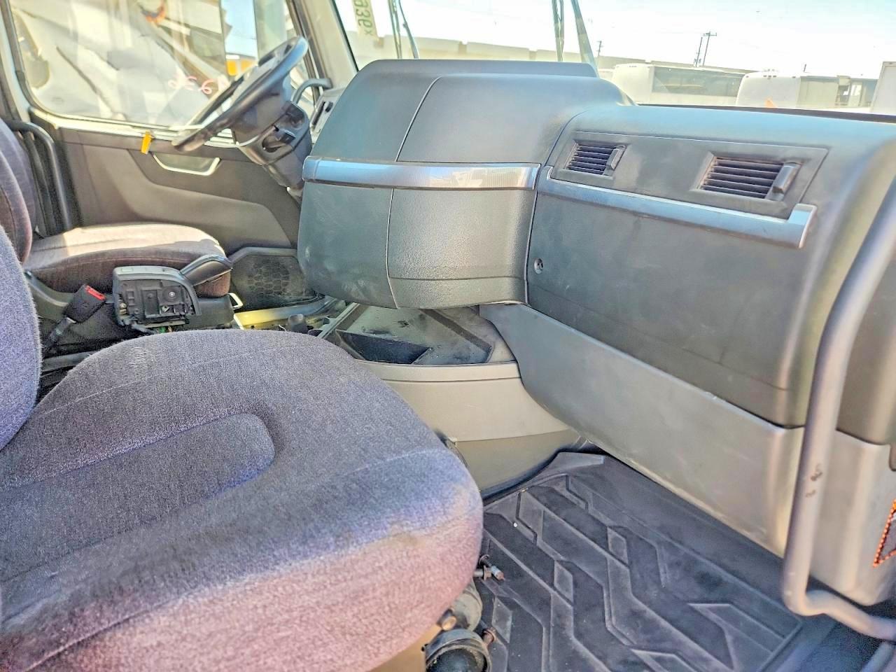 2022 VOLVO Vn VIN 4V4NC9EH9NN313238 photo 6
