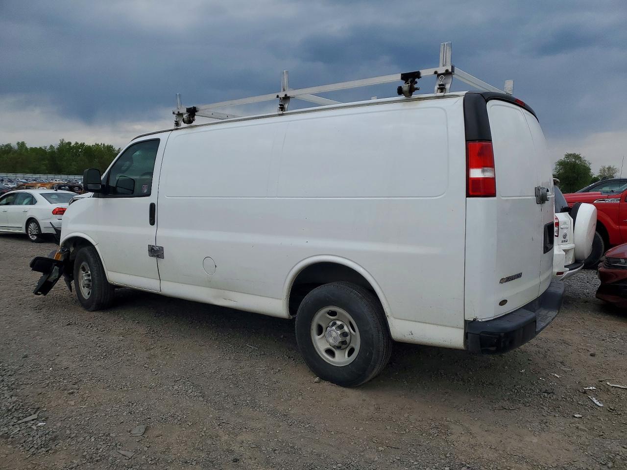 2017 CHEV Express VIN 1GCWGAFF8H1149723 photo 2