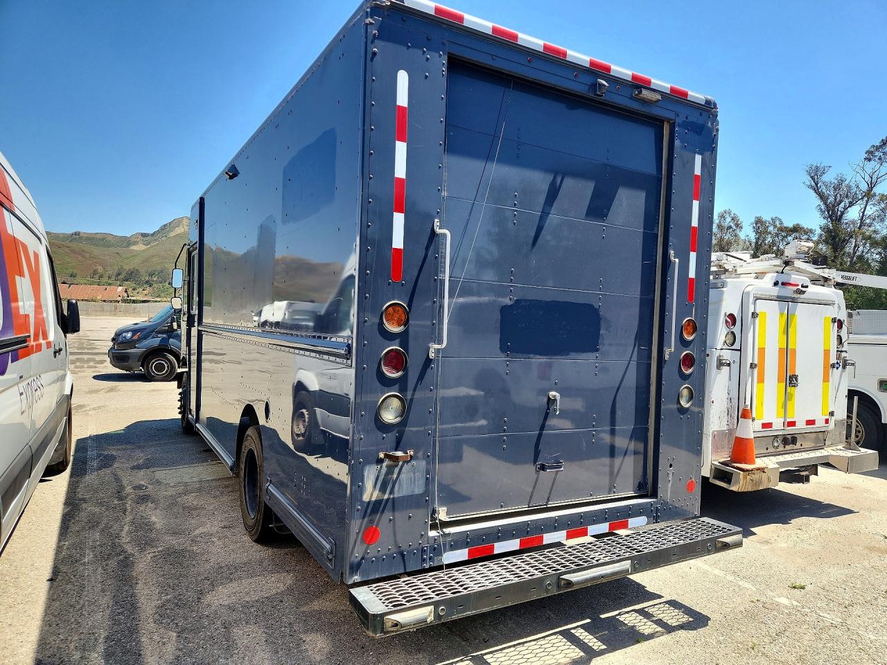 2021 FREIGHTLINER All other VIN 4UZAC2GA6MCMN0256 photo 2