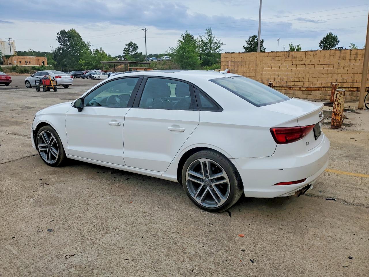 2018 Audi A3 VIN WAUAUGFF4J1072633 photo 2