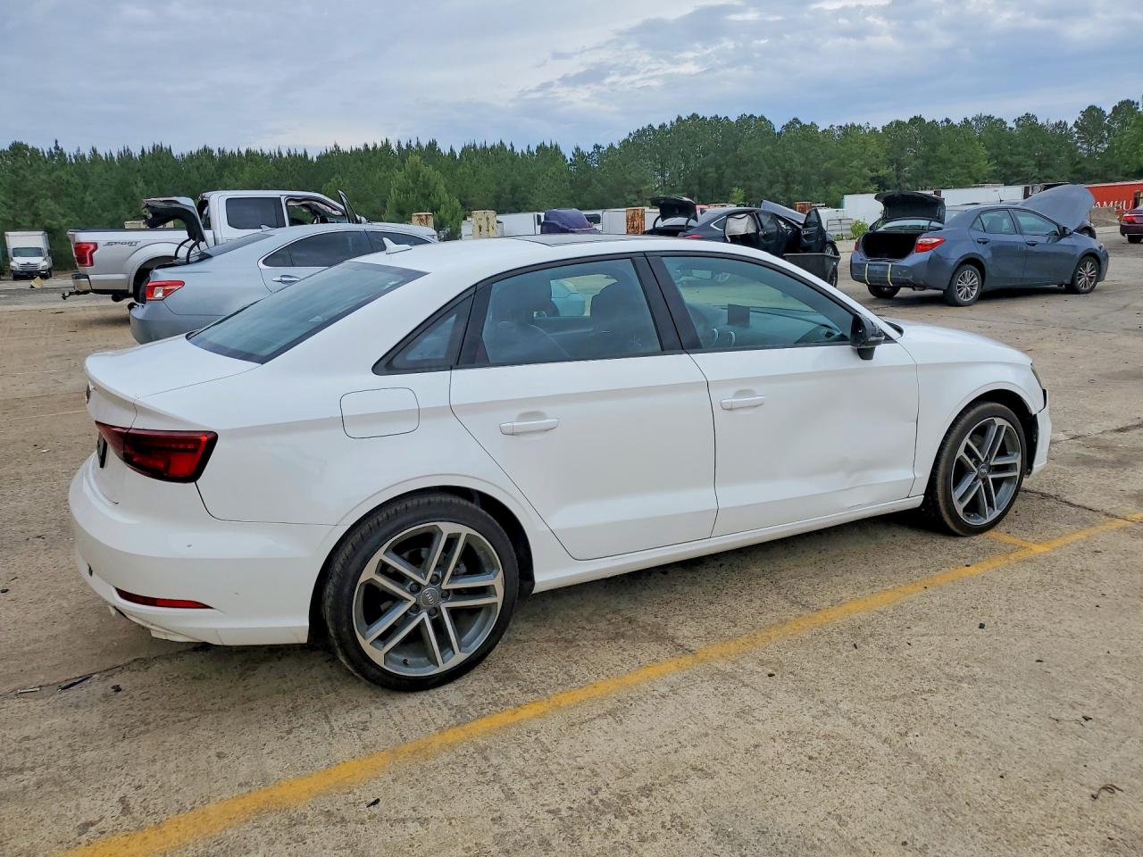 2018 Audi A3 VIN WAUAUGFF4J1072633 photo 3
