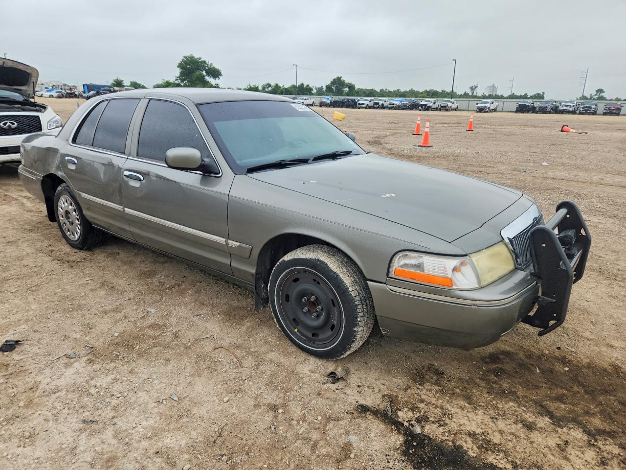 2003 Mercury Grmarquis VIN 2MEFM74W73X667738 photo 4